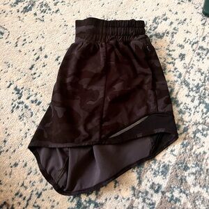 Lululemon Hotty Hot Shorts 4” Camo/Black size 6